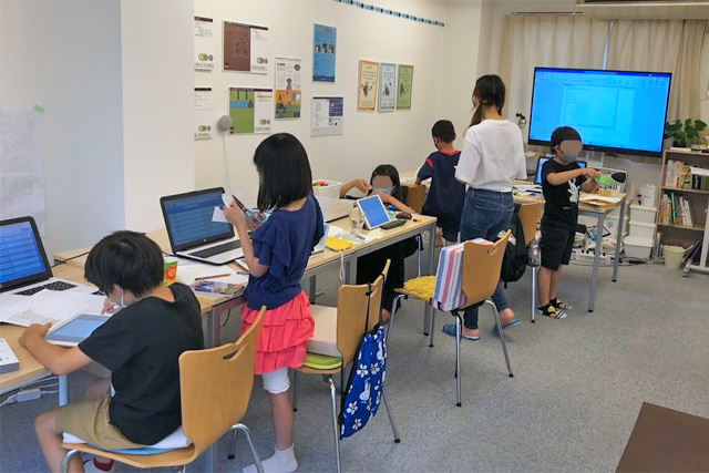 授業風景。コロナ対策のため、一人机1台で、生徒同士の距離をとっています。