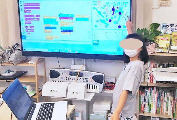 毎月、作品発表をおこないます。プレゼンテーション力をつけます。