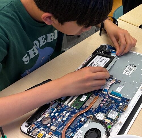 パソコンを分解しているシーン